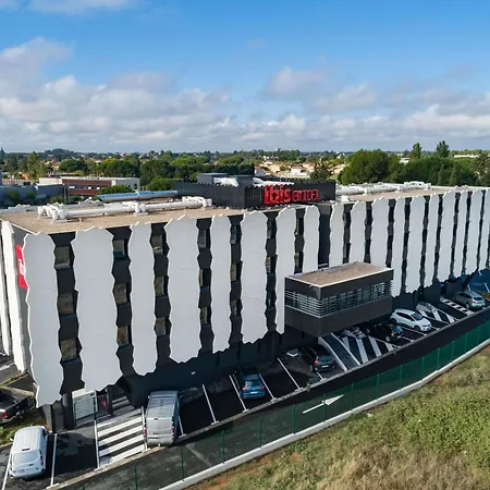 Ibis Petite Camargue 3* לונל